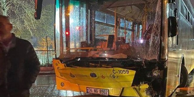 Üsküdar'da İETT otobüsü direğe çarptı
