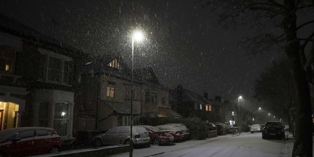 Londra’da kar yağışı başladı