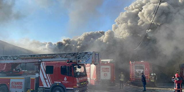 Sultangazi'de fabrikada korkutan yangın