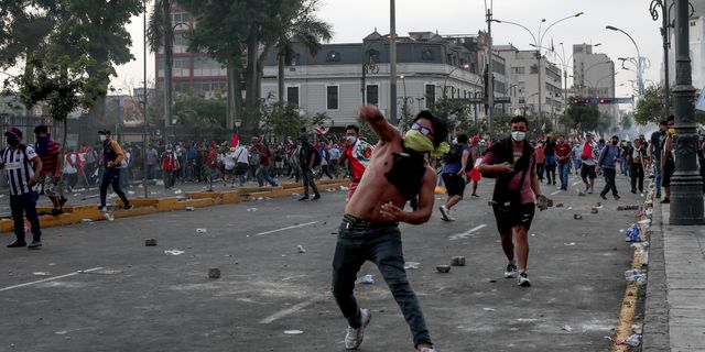 Peru'da protestocular, havaalanına zorla girmeye çalıştı