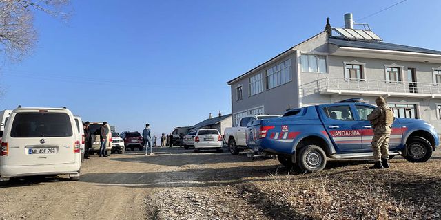 Ağrı'da bir evin önünde silahla vurulmuş 3 kişinin cesedi bulundu