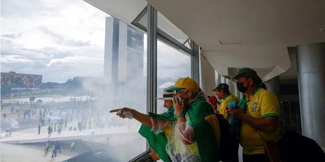 Brezilya'da Bolsonaro destekçileri Kongre'yi bastı