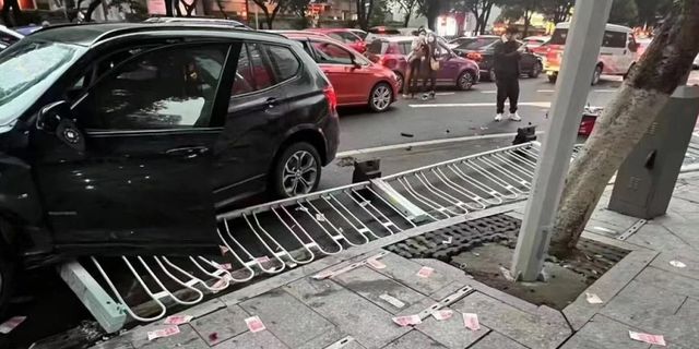 Çin’de araç yayaların arasına daldı: 5 ölü, 13 yaralı