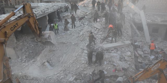 Halep'te 5 katlı bina çöktü: 11 ölü