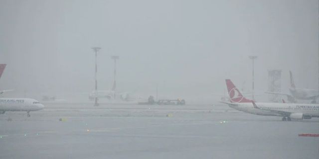İstanbul Havalimanı'nda kar yağışı etkili oldu