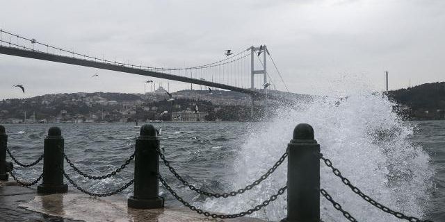 İstanbul'da lodos, deniz ulaşımını sekteye uğrattı