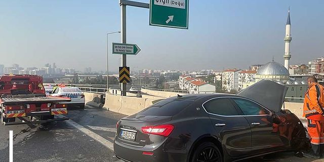 İzmir'de bariyerlere çarpan sürücü hayatını kaybetti