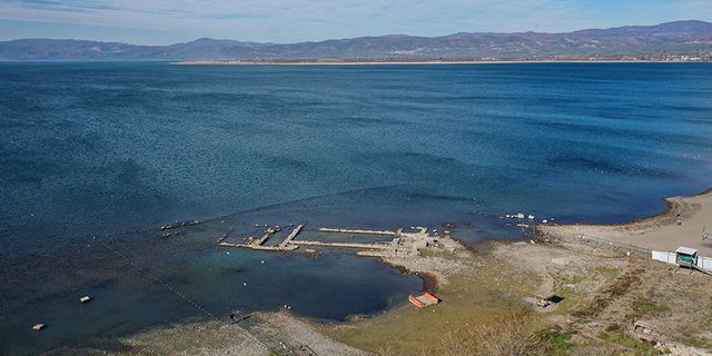 İznik Gölü'nde su çekilmesi 100 metreyi buldu