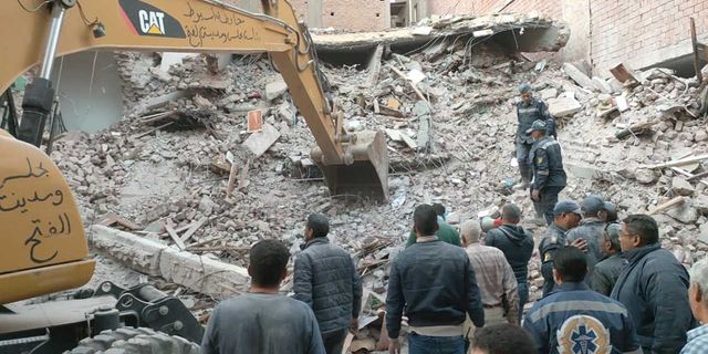 Mısır'da çöken binada 6 kişi hayatını kaybetti
