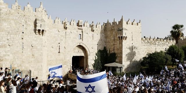 Yahudi yerleşimcilerden Şam Kapısı'nda provokatif eylem