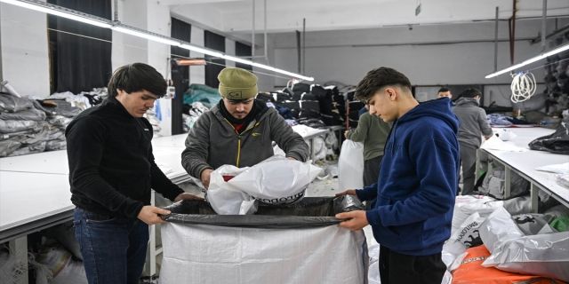 Alman spor giyim markası, Türkiye’deki üretimini depremzedeler için battaniyeye dönüştürdü