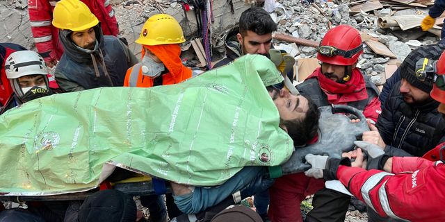 Diyarbakır'da yıkılan binanın enkazından 27 saat sonra 1 kişi kurtarıldı