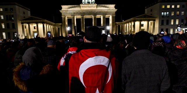 Depremde hayatını kaybedenler için Berlin'de kent meydanında dua edildi