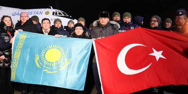 Kazak arama kurtarma ekibi, ülkesinde Kazak ve Türk bayraklarıyla karşılandı