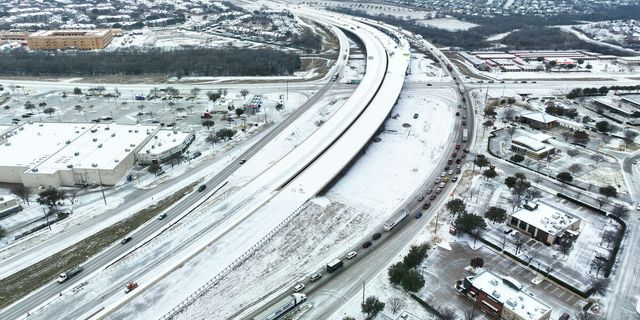 Kar fırtınası Teksas'ta binlerce kişiyi elektriksiz bıraktı