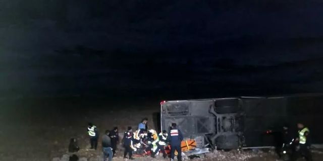 Afyonkarahisar'da yolcu otobüsü devrildi: 6 ölü 36 yaralı
