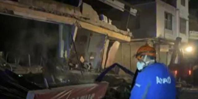 Antakya'da iki bina yıkıldı: Enkazdaki 3 kişi aranıyor