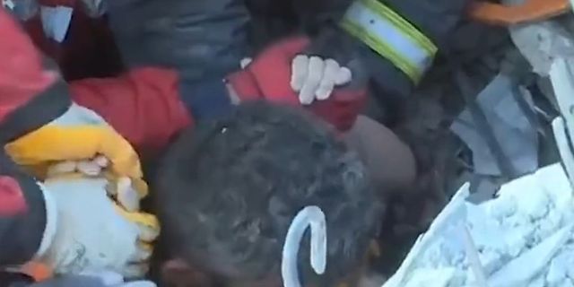 182'inci saatte 12 yaşındaki çocuğun enkazdan mucize kurtuluşu