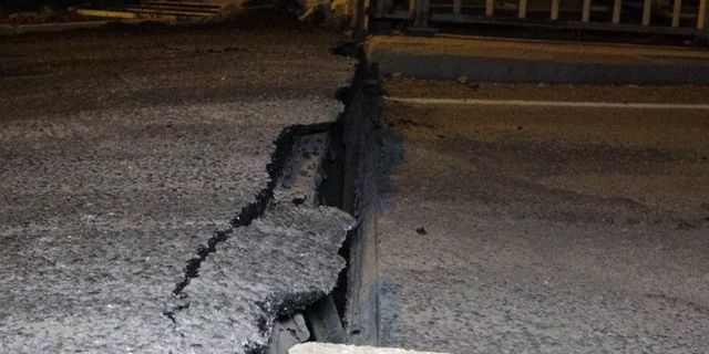Deprem sonrası sahra hastanesi yolu ayrıldı