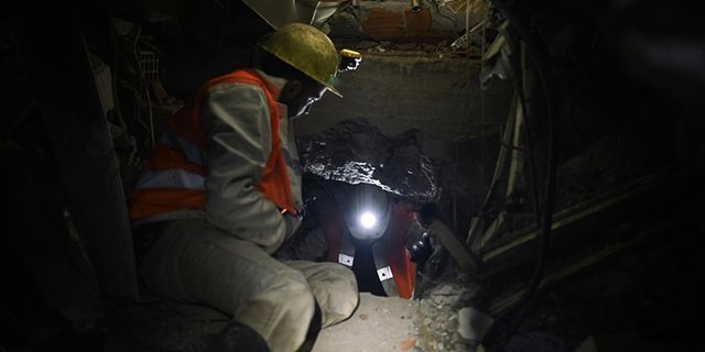 Madenciler, deprem enkazlarında çökmeyi önleyen "domuz damı" yöntemiyle ilerliyor