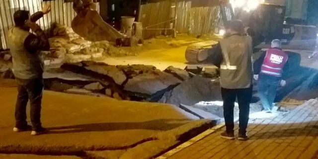 İstanbul Pendik'te yol çöktü! Binalar boşaltıldı