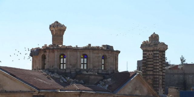 Tarihi Kurtuluş Cami'nin kubbe ve minareleri depremde yıkıldı