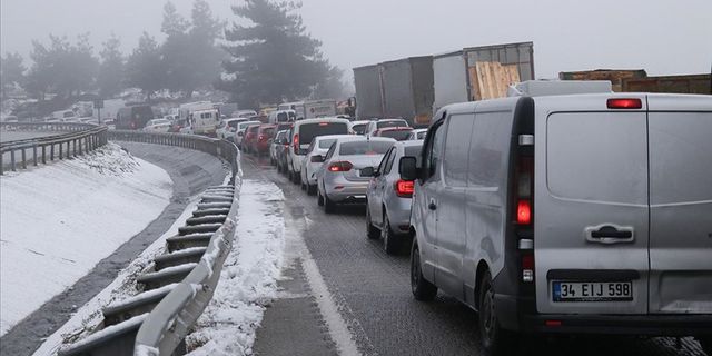 Bursa-İstanbul kara yolunda kar yağışı nedeniyle yoğunluk oluştu