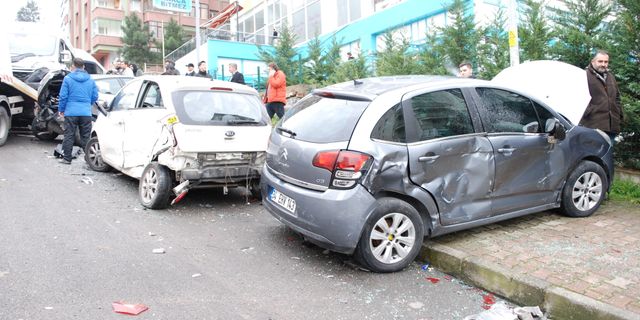 Kartal'da park halindeyken hareket eden hafriyat kamyonu 14 araca çarptı