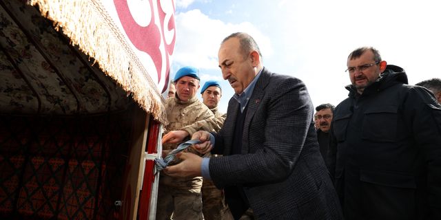 Bakan Çavuşoğlu'ndan Göksun'da Mehmetçiğin kurduğu Kırgız çadır kentine ziyaret