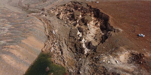 Afşin'de depremde oluşan devasa yarık havadan görüntülendi