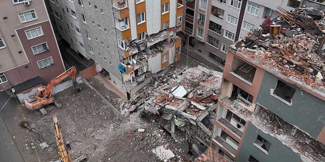 Bahçelievler'de kontrollü yıkılan bina yandaki apartmana hasar verdi