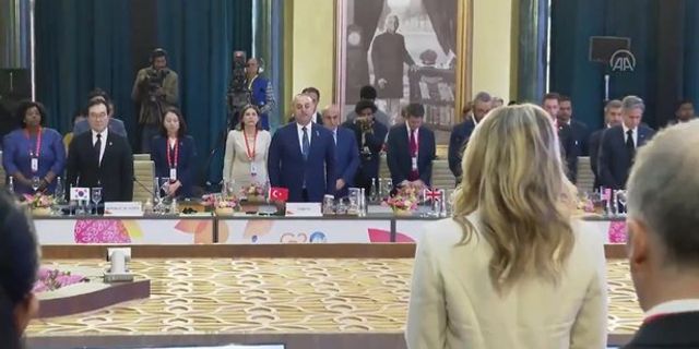 G20 toplantısı, Türkiye'deki depremlerde hayatını kaybedenler için saygı duruşuyla başladı