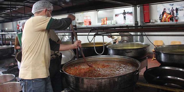 İHH deprem bölgesinde günde 30 bin kişilik iftar yemeği dağıtacak