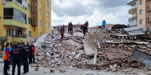 Malatya'da 5 katlı bina kendiliğinden çöktü