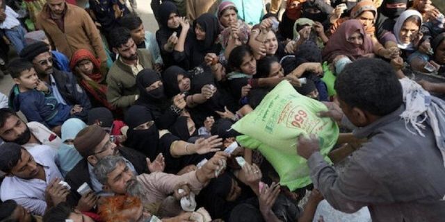 Pakistan'da "bedava un" izdihamında 7 kişi hayatını kaybetti