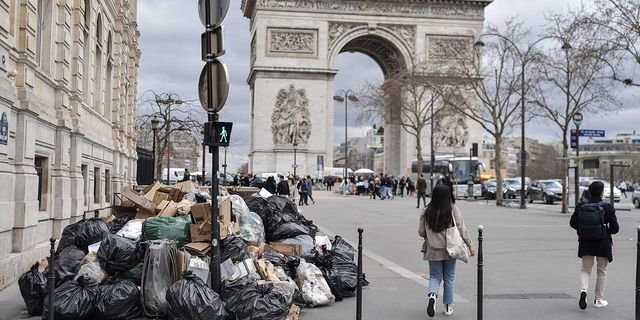 Paris'te çöp dolu sokaklar hayatın bir parçası oldu