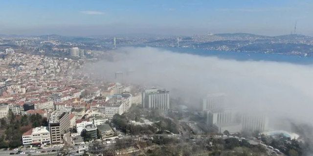 İstanbul Boğazı'nda etkili olan sis, deniz ulaşımını sekteye uğrattı