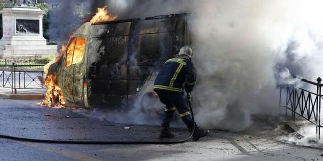 Yunanistan'da tren kazası protesto edildi