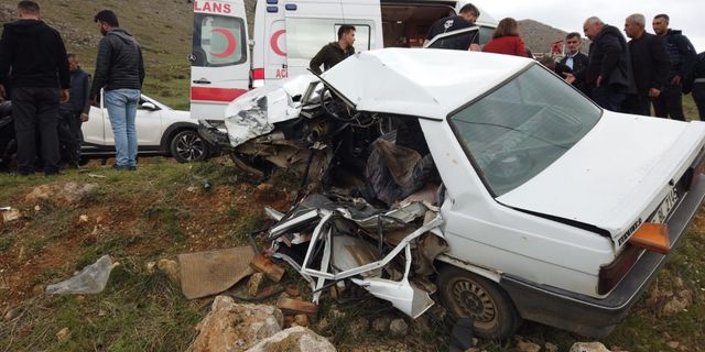 Adana'da iki otomobil çarpıştı, bir kişi öldü, 4 kişi yaralandı