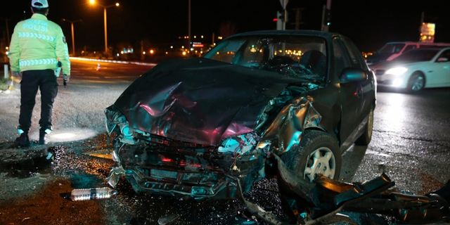 Sivas'ta 2 otomobilin çarpıştığı kazada 5 kişi yaralandı