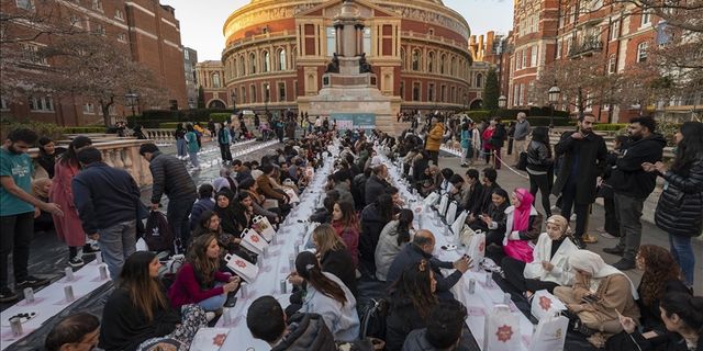 Londra'nın ünlü Royal Albert Konser Salonu'nda toplu iftar programı düzenlendi