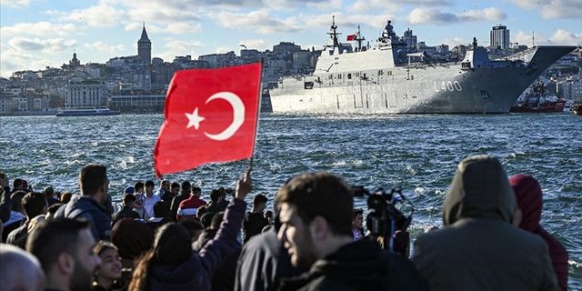 TCG Anadolu, İstanbul Boğazı'ndaki geçişini tamamlayıp Sarayburnu'na döndü