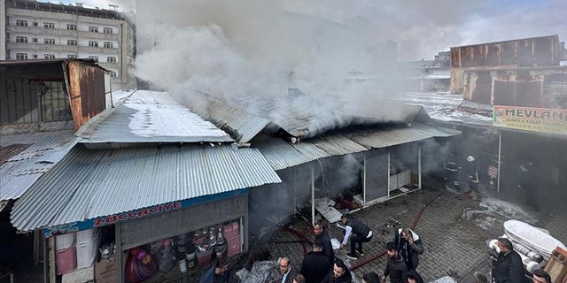 Van'da halk pazarında yangın