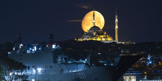 TCG Anadolu gemisi, Fatih Camisi ve Ay