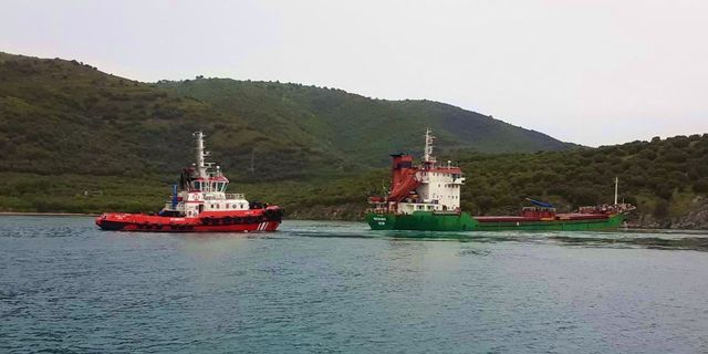 Marmara Adası'nda karaya oturan gemi Kıyı Emniyeti ekiplerince kurtarıldı
