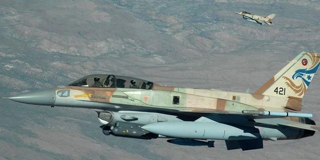 İşgalci İsrail savaş uçakları Gazze'de 4 evi hedef aldı
