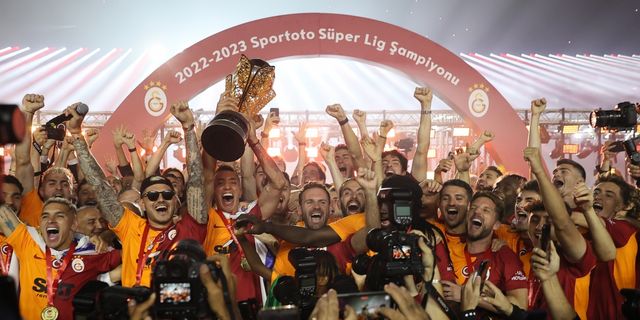 Galatasaray şampiyonluk kupasını kaldırdı