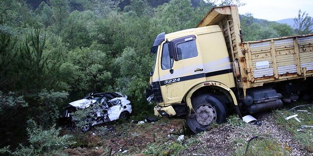 Kastamonu'da cip ile kamyon çarpıştı 2 kişi öldü