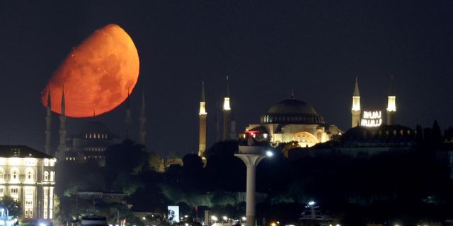 İstanbul'da yarım ay güzel görüntüler oluşturdu