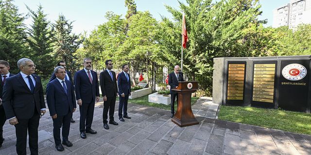 Dışişleri Bakanı Fidan, Dışişleri Şehitliği'ni ziyaret etti
